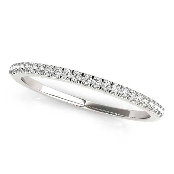 Alianza de boda clásica de oro blanco de 14 quilates con diamantes engastados en pavé (1/8 quilates en total)