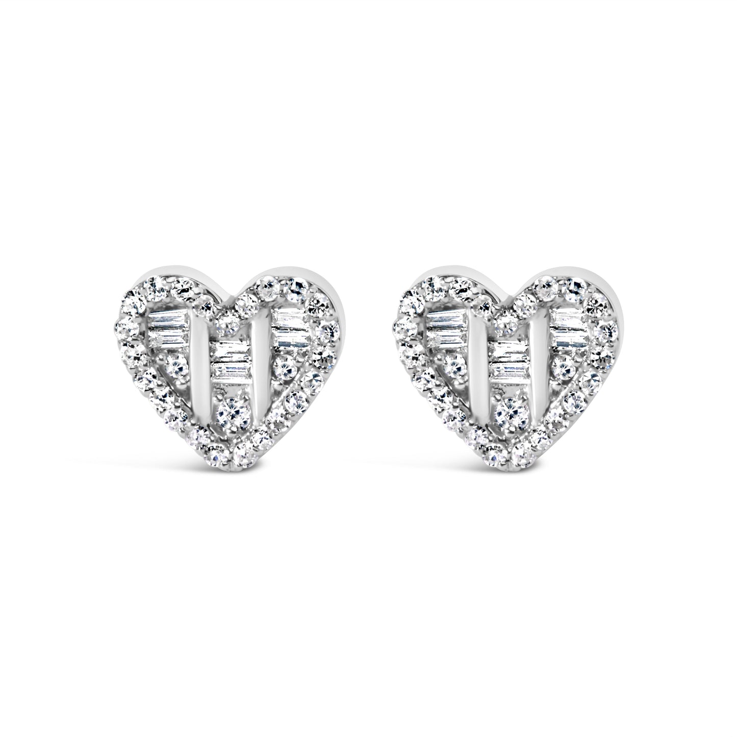 Pendientes con forma de corazón en oro amarillo de 14 quilates chapado en plata de ley .925 con diamantes redondos y baguette de 1/2 quilate en total (color I-J, claridad SI2-I1)