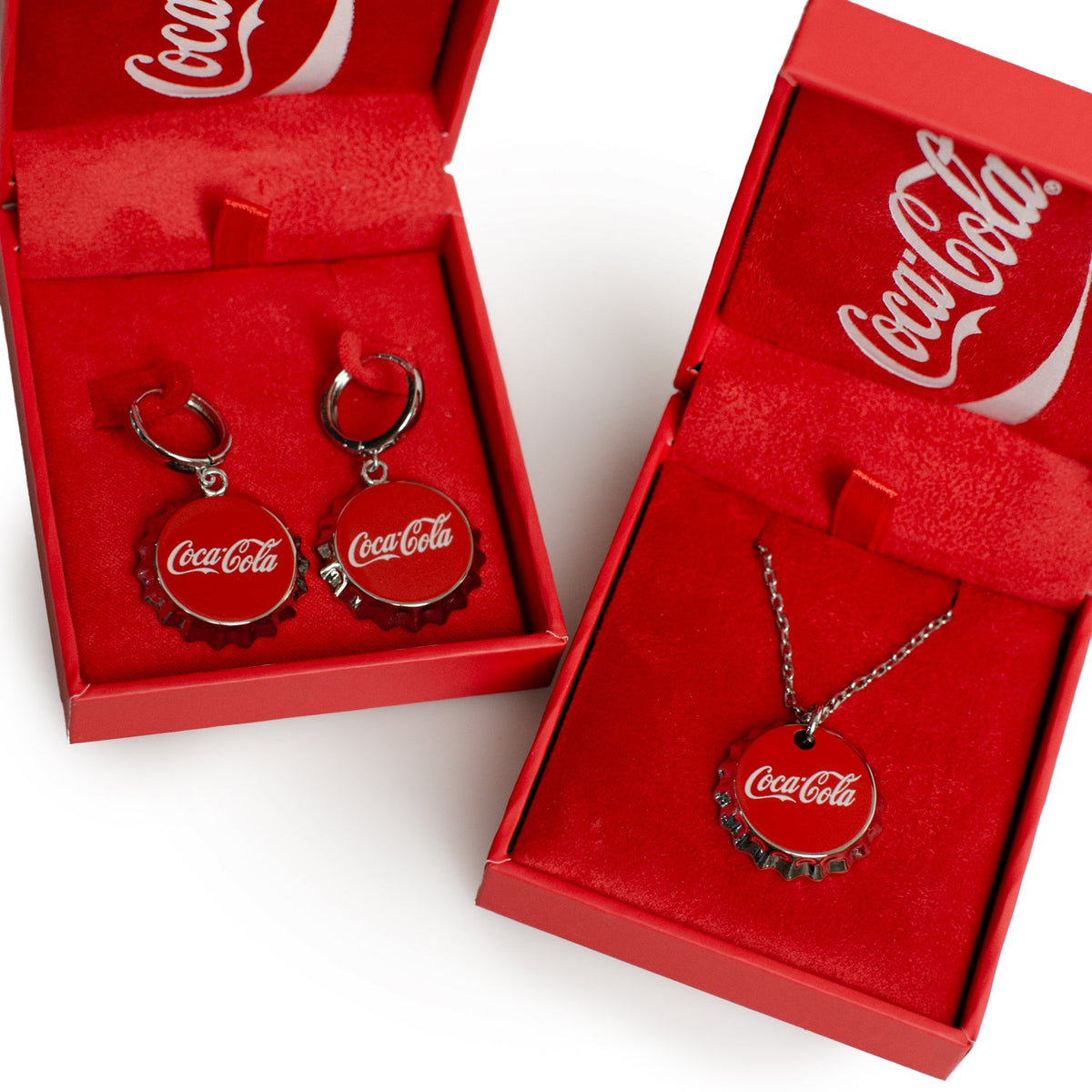Collar con tapa de botella roja de Coca-Cola