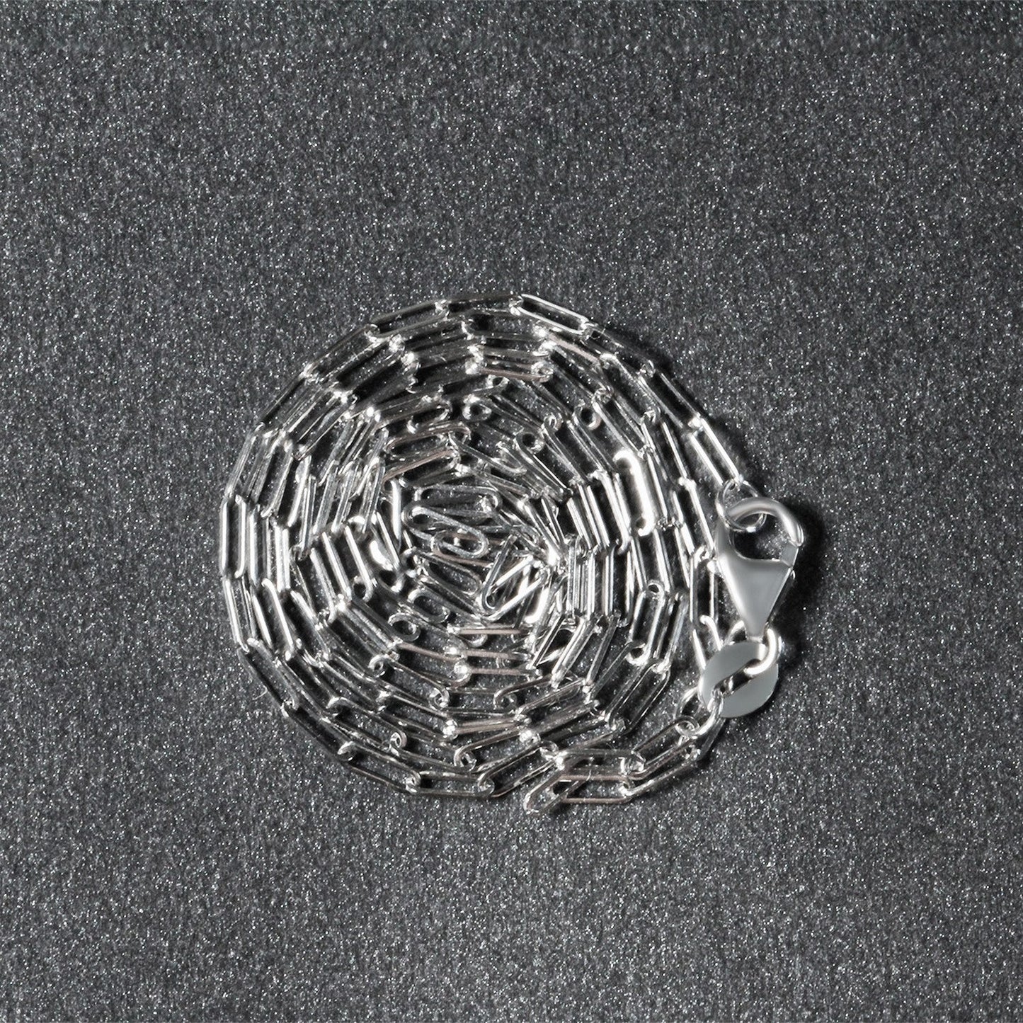 Cadena fina de oro blanco de 14K con diseño de clip (1.5mm)