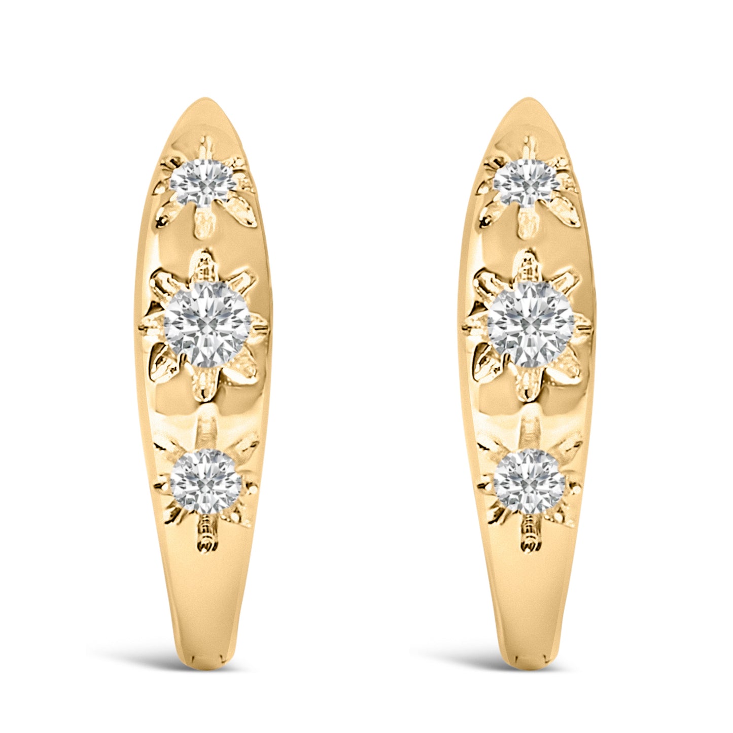Pendientes de aro tipo Huggie de oro blanco de 10K con tres diamantes cultivados en laboratorio de 1/5 Cttw