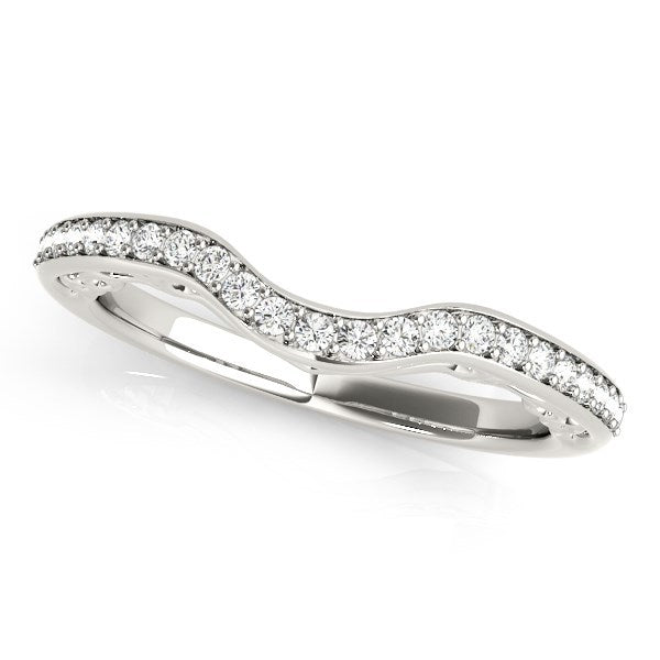 Anillo de boda curvo de oro blanco de 14 quilates con diamantes engastados en garras (1/6 quilates en total)