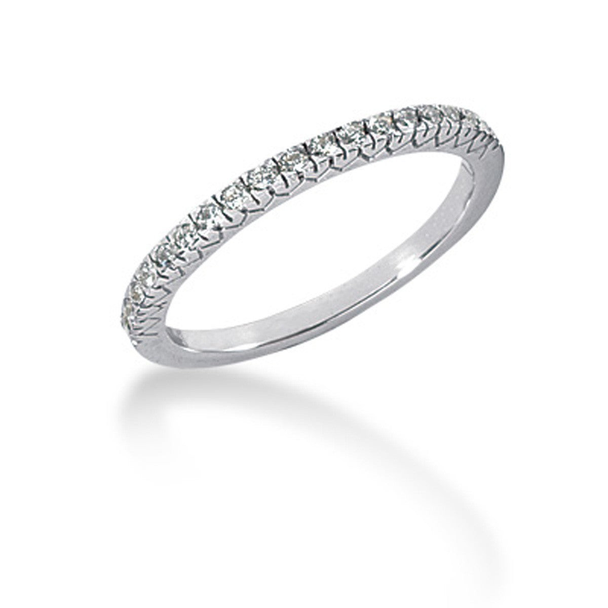 Anillo de boda de oro blanco de 14 quilates con grabado de cola de pez y diamantes en pavé en forma de V