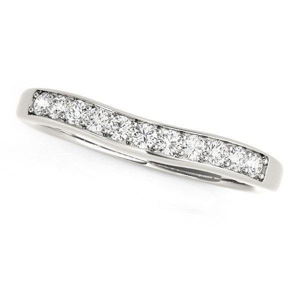 Alianza de boda de oro blanco de 14 quilates con diamantes curvos (1/4 quilates en total)