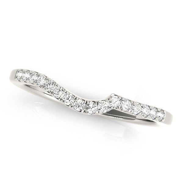Anillo de boda de oro blanco de 14k estilo curvo con pavé de diamantes (1/6 quilates en total)