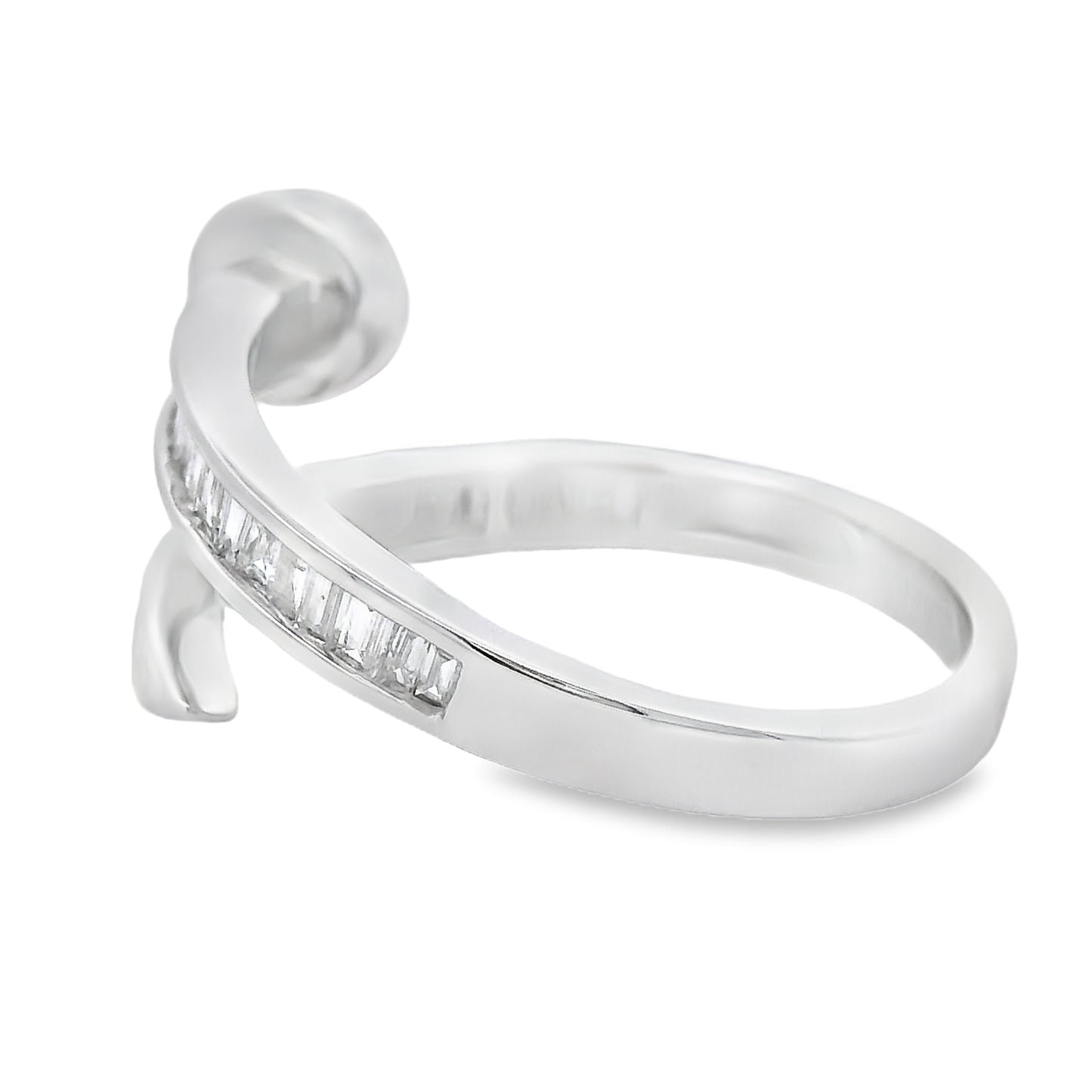 Anillo de diamante de .35 ct de oro blanco de 14 kt