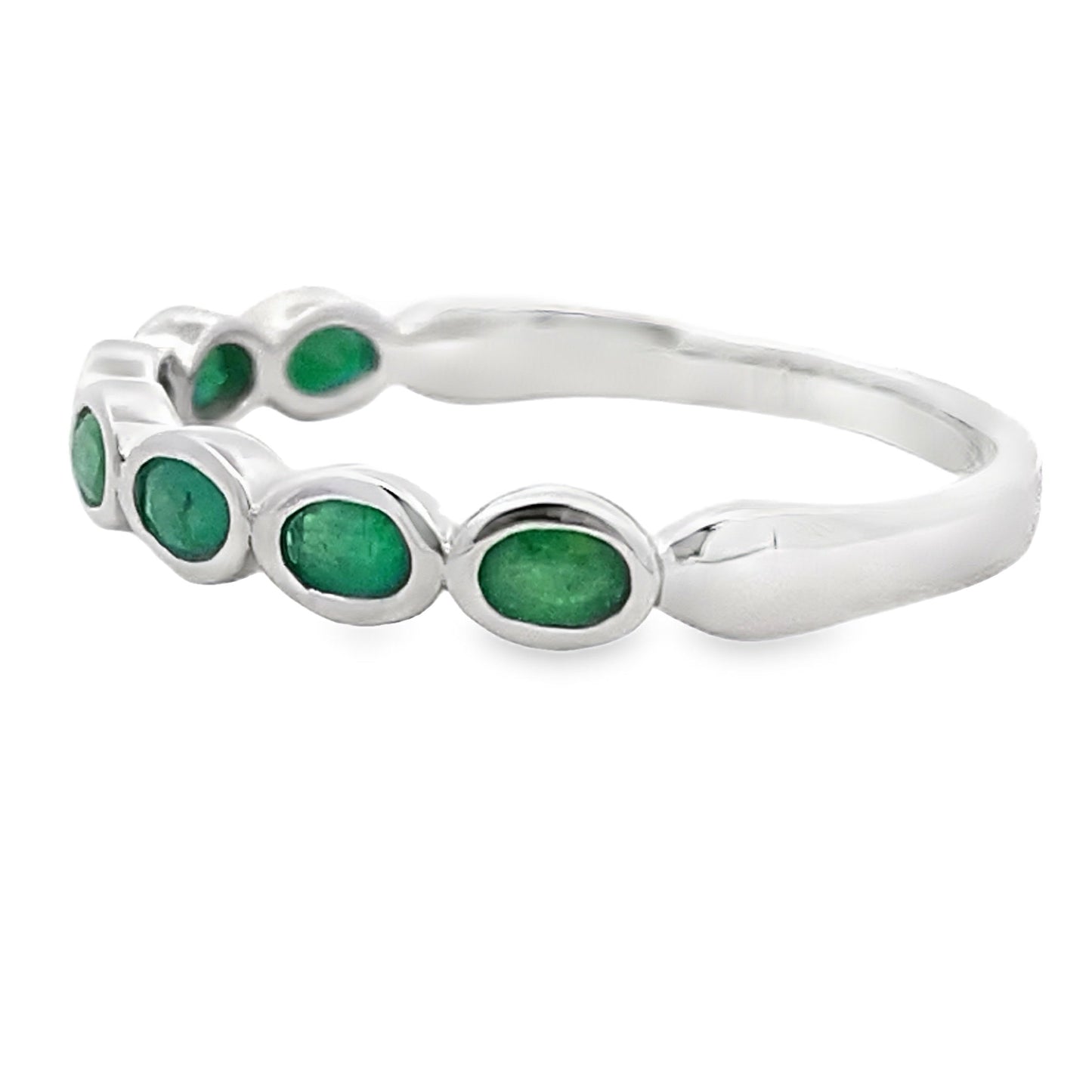 Anillos de banda de moda de esmeralda de 0,74 ct en oro blanco de 14 kt