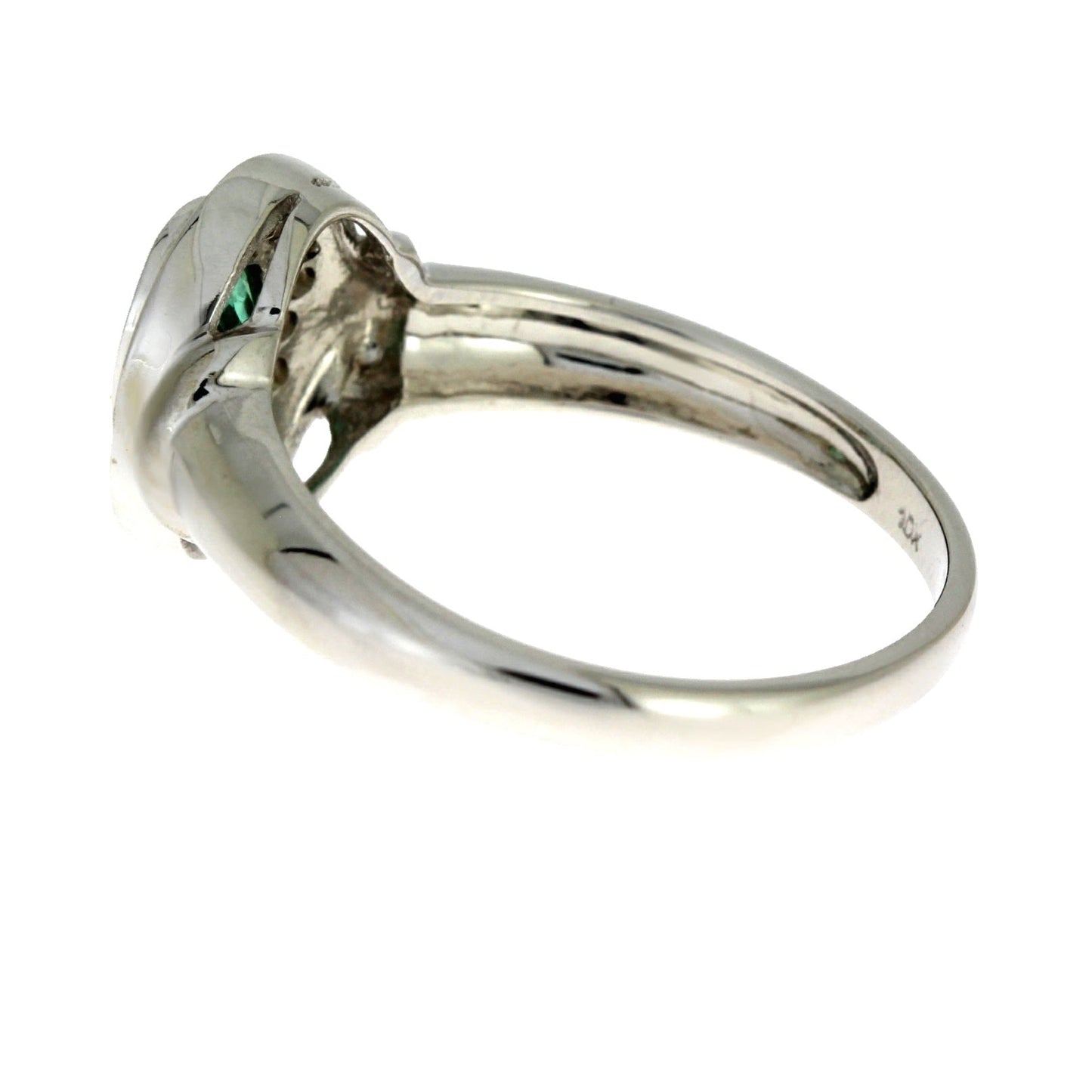 Anillo de oro blanco de 10 qt con esmeralda y diamantes de 0,60 ct
