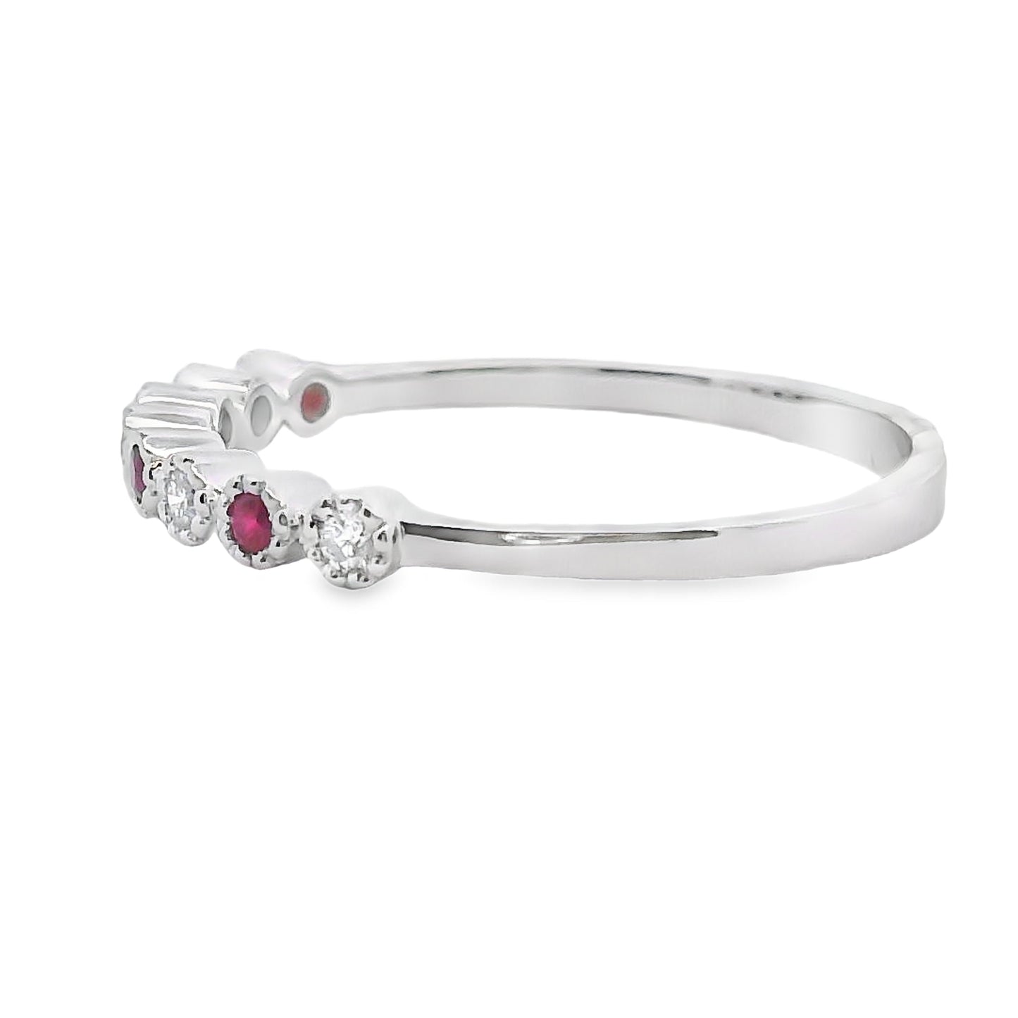 Anillo apilable de diamantes y rubíes de .14 qt. de oro blanco de 14 kt.