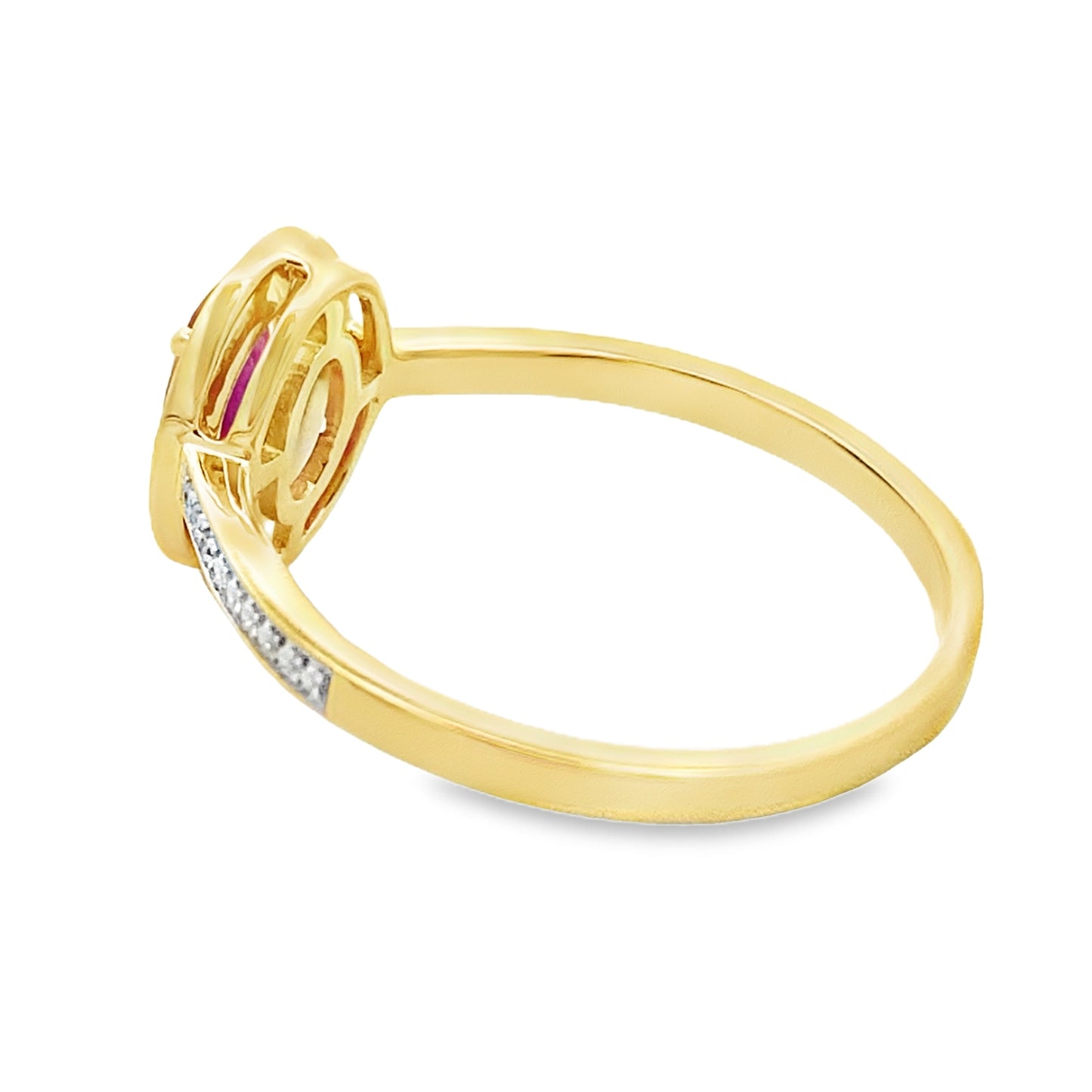 Anillo de Rubí y Diamantes de .67ct en Oro Amarillo de 10kt