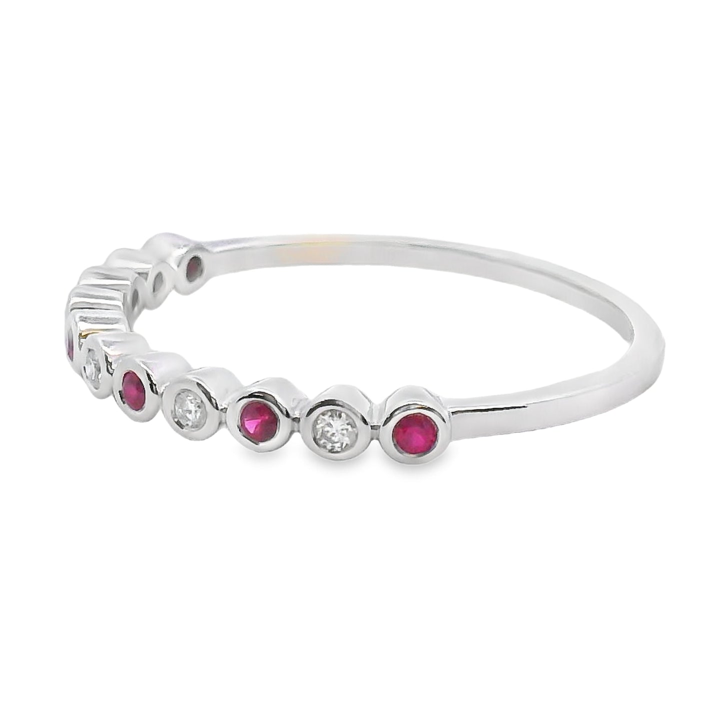 Anillo apilable de rubíes y diamantes de .13ct en oro blanco de 14kt