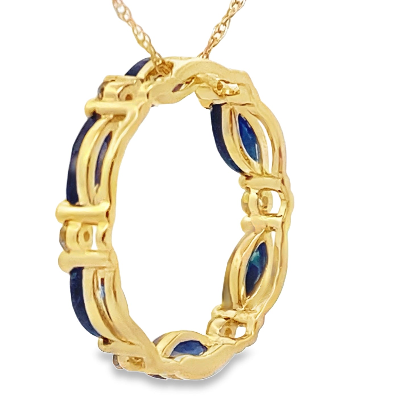 Colgante Círculo de Amor de Zafiro de .99 ct Oro Amarillo de 10 qt