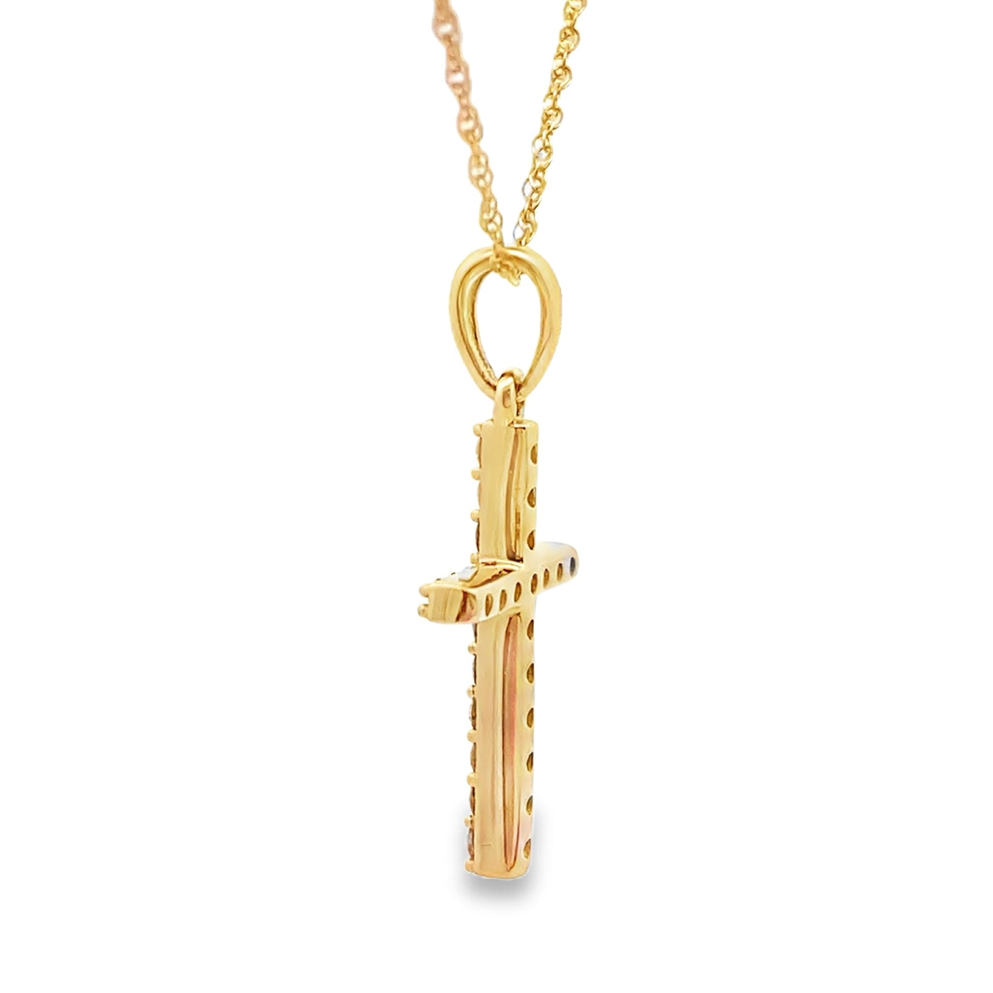Colgante religioso de cruz con diamantes de .13 ct en oro amarillo de 14 K