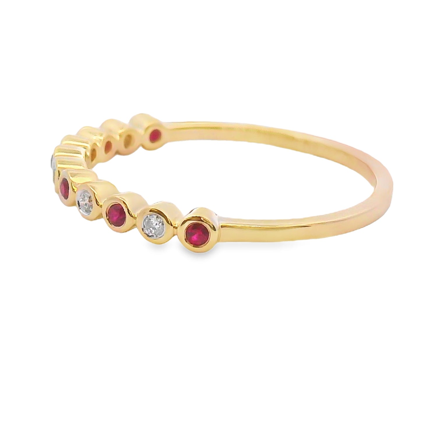 Anillo apilable de rubíes y diamantes de .13ct en oro amarillo de 14K