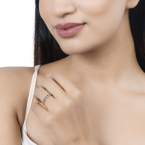 Anillo de oro amarillo de 14K con zafiro azul genuino de 0,43 quilates y diamantes blancos