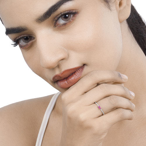 Anillo de oro blanco de 14 quilates con rubí auténtico de 0,22 quilates y diamante blanco