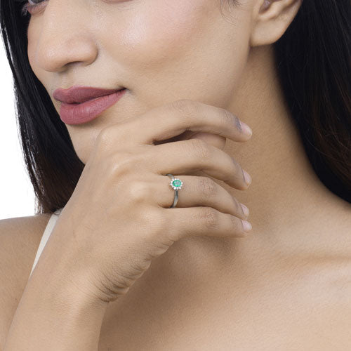 Anillo de oro blanco de 14K con esmeralda zambiana auténtica de 0,40 quilates y diamantes blancos