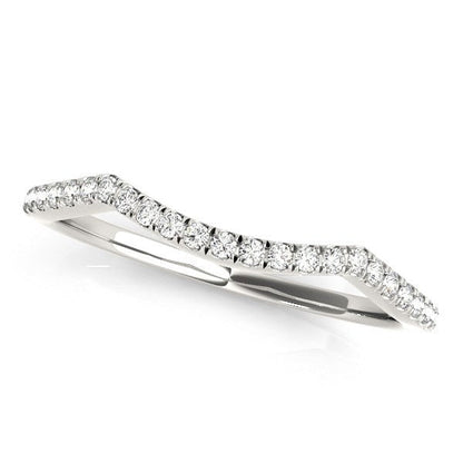 Alianza de boda curva de oro blanco de 14 quilates con diamantes engastados en pavé (1/8 quilates en total)