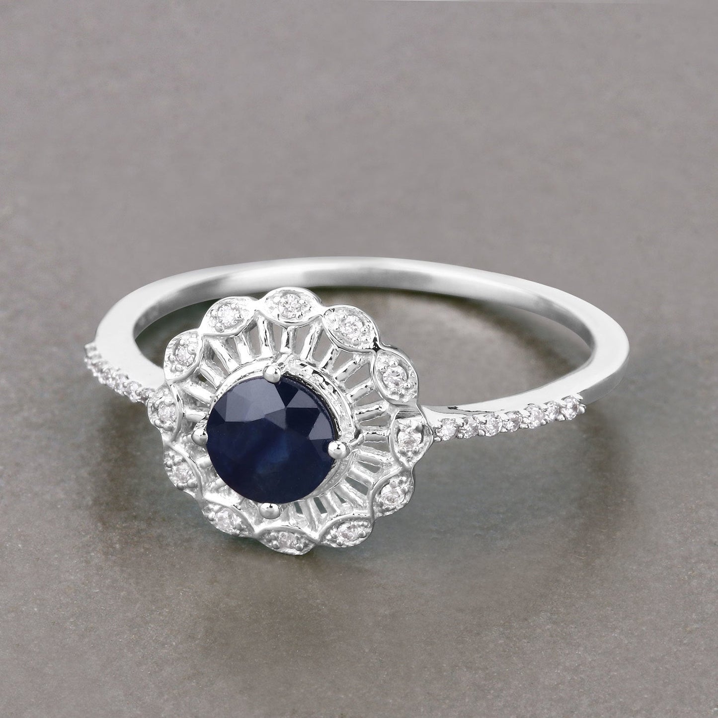 Anillo de oro blanco de 14K con zafiro azul genuino de 0.72 quilates y diamante blanco