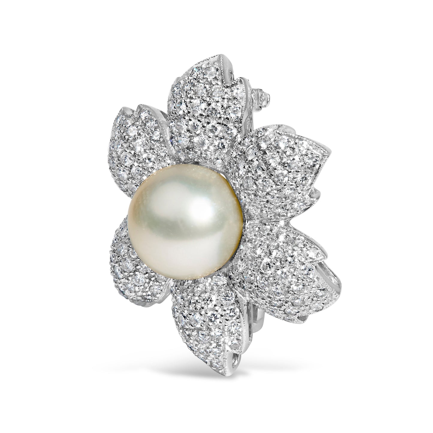 Broche con diseño floral de oro blanco de 18K con 2 3/4 Cttw de diamantes y perlas cultivadas de agua dulce de 12.5 MM (color G-H, claridad VS1-VS2)