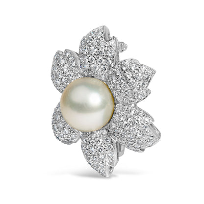Broche con diseño floral de oro blanco de 18K con 2 3/4 Cttw de diamantes y perlas cultivadas de agua dulce de 12.5 MM (color G-H, claridad VS1-VS2)