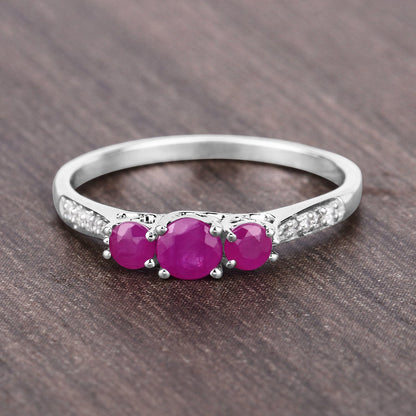 Anillo de oro blanco de 14K con rubí genuino de 0,61 quilates y diamantes blancos