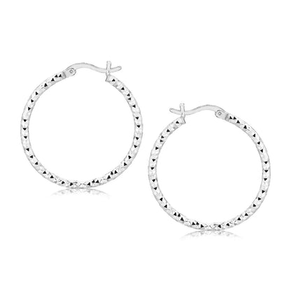 Aretes de aro con diseño facetado de plata de ley con baño de rodio