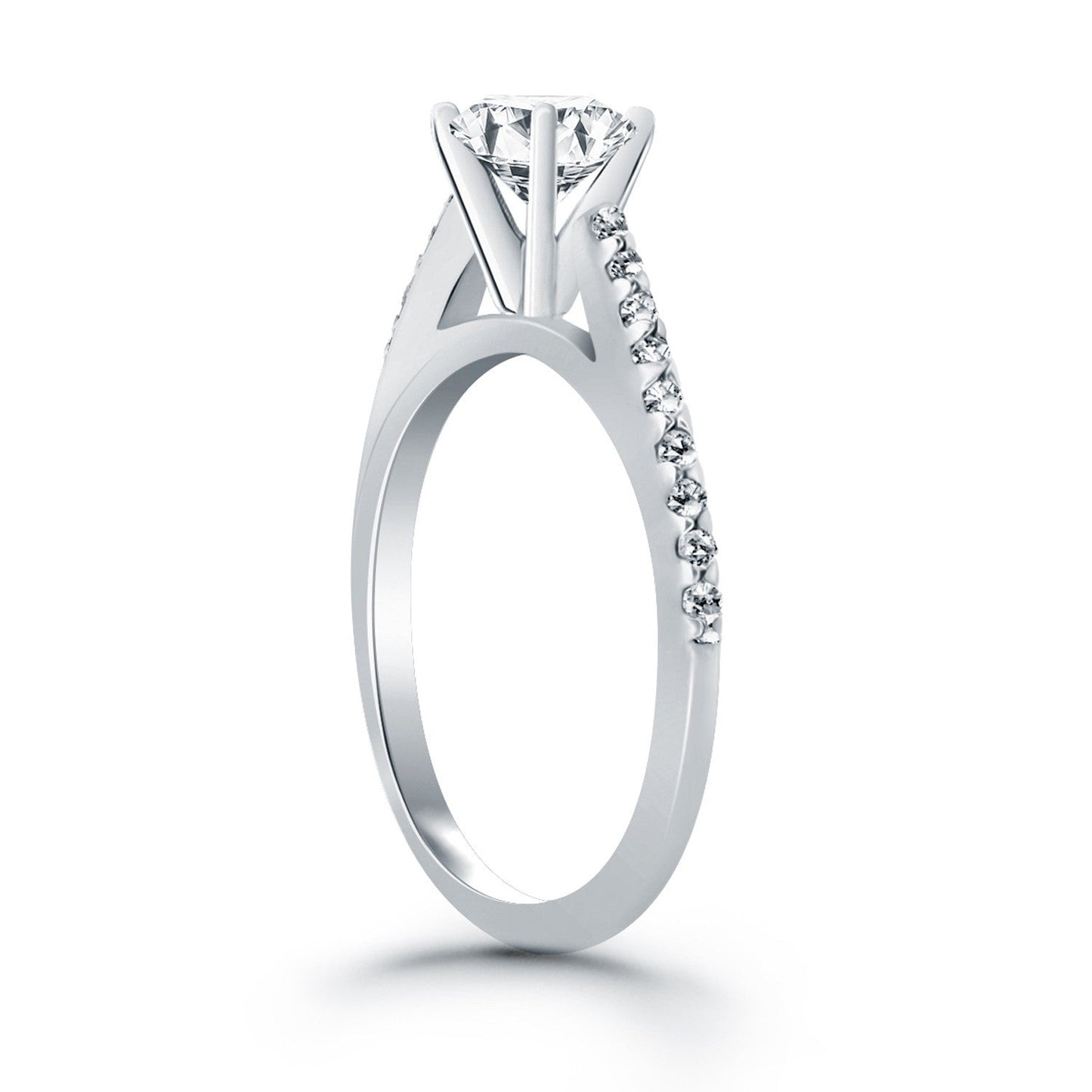 Anillo de compromiso de oro blanco de 14k con micro garras de diamantes y diseño catedral