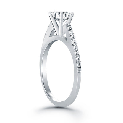 Anillo de compromiso de oro blanco de 14k con micro garras de diamantes y diseño catedral
