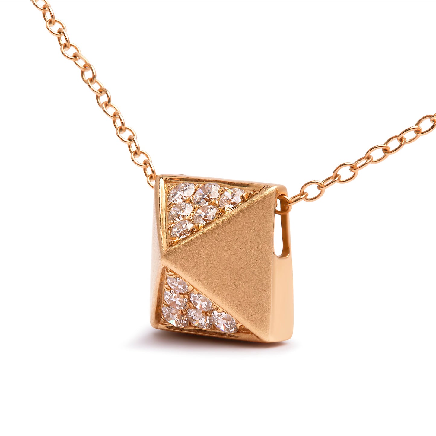 Collar con colgante de pirámide con acabado mate y diamantes de 1/4 Cttw de oro amarillo de 14K (Color G-H, Claridad SI1-SI2) - 18 pulgadas