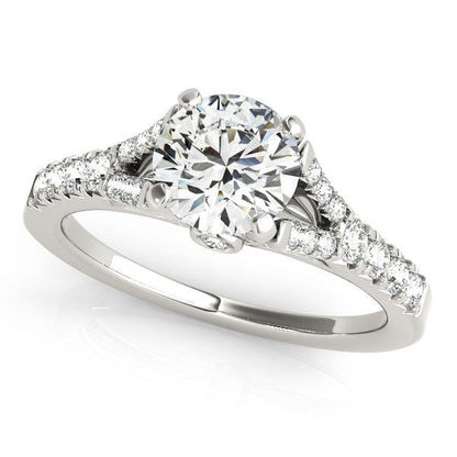 Anillo de compromiso de oro blanco de 14 quilates con diamantes engastados con pavé y vástago dividido (1 3/8 quilates en total)