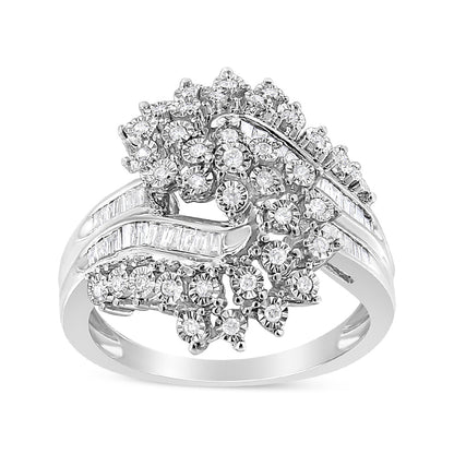 Anillo de cóctel en oro blanco de 10K, con diamantes redondos y de talla baguette, de 1/2 quilate en total, con forma de "S" entrelazada (Color I-J, Claridad I1-I2) - Talla 7