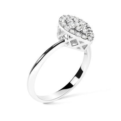 Anillo de promesa en forma de pera de oro blanco de 10K con racimo de diamantes redondos cultivados en laboratorio de 3/8 Cttw (Color G-H, Claridad VS2-SI1) - Talla 7