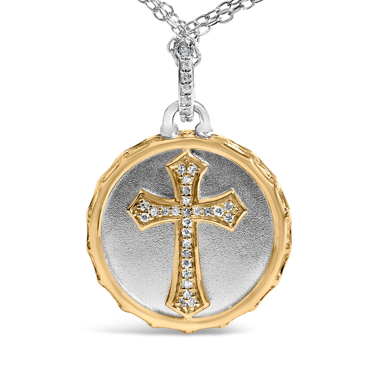 Collar de medallón con cruz de diamantes de 0,10 quilates en plata de ley chapada en oro amarillo de 14K