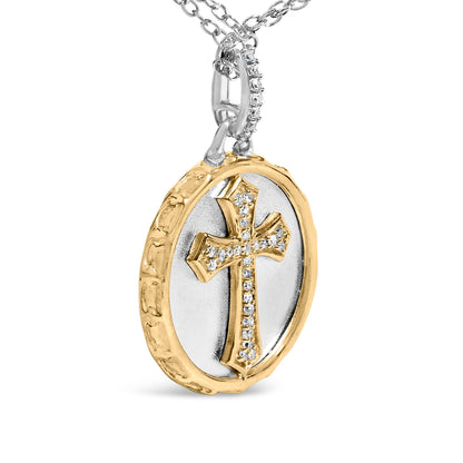 Collar de medallón con cruz de diamantes de 0,10 quilates en plata de ley chapada en oro amarillo de 14K