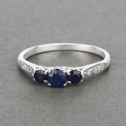 Anillo de oro blanco de 14K con zafiro azul genuino de 0,56 quilates y diamantes blancos