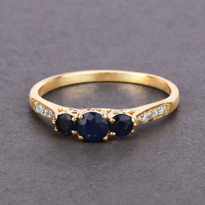 Anillo de oro amarillo de 14K con zafiro azul genuino de 0,56 quilates y diamantes blancos