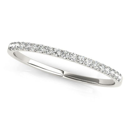 Anillo de boda delgado de oro blanco de 14k con diamantes pavé (1/8 cttw)