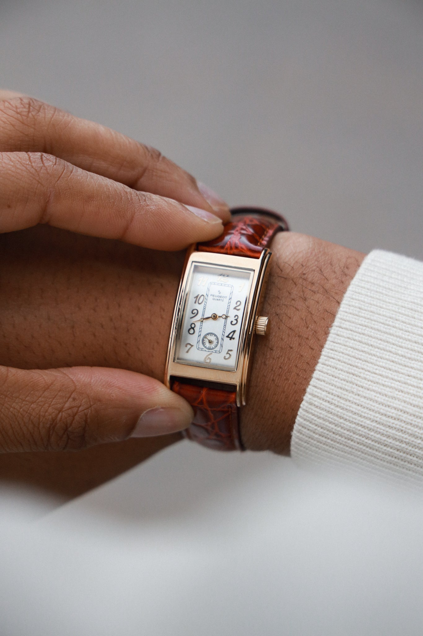 Men's 38x24mm Gold Contour Case Remote Sweep Leather watch