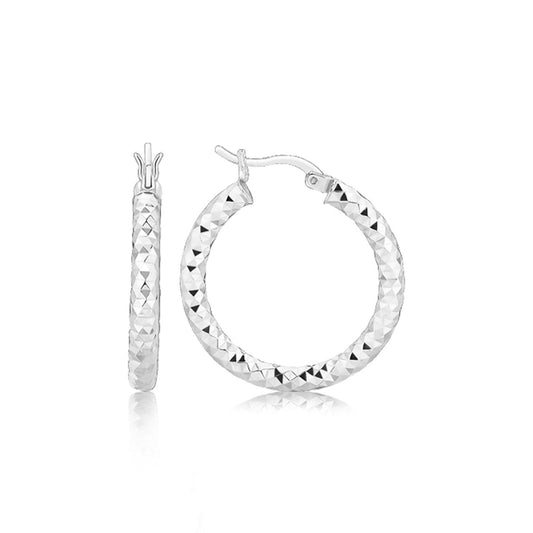 Pendientes de aro de plata esterlina con facetas y acabado de rodio