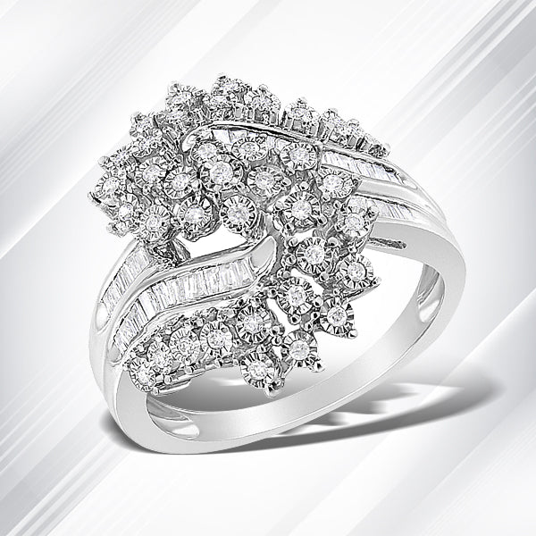 Anillo de cóctel en oro blanco de 10K, con diamantes redondos y de talla baguette, de 1/2 quilate en total, con forma de "S" entrelazada (Color I-J, Claridad I1-I2) - Talla 7