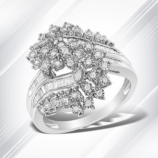 Anillo de cóctel en oro blanco de 10K, con diamantes redondos y de talla baguette, de 1/2 quilate en total, con forma de "S" entrelazada (Color I-J, Claridad I1-I2) - Talla 7
