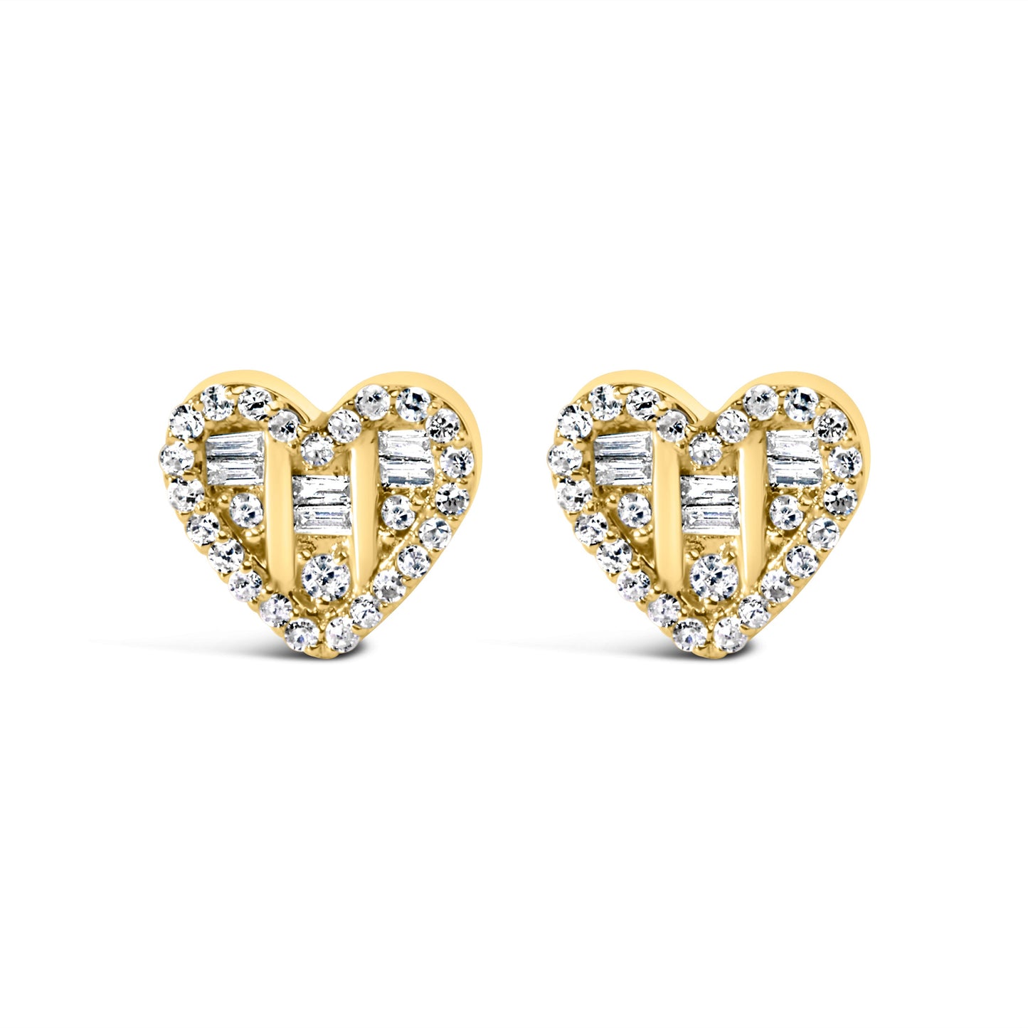 Pendientes con forma de corazón en oro amarillo de 14 quilates chapado en plata de ley .925 con diamantes redondos y baguette de 1/2 quilate en total (color I-J, claridad SI2-I1)