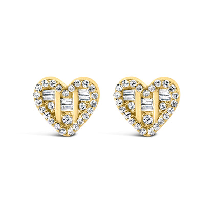 Pendientes con forma de corazón en oro amarillo de 14 quilates chapado en plata de ley .925 con diamantes redondos y baguette de 1/2 quilate en total (color I-J, claridad SI2-I1)