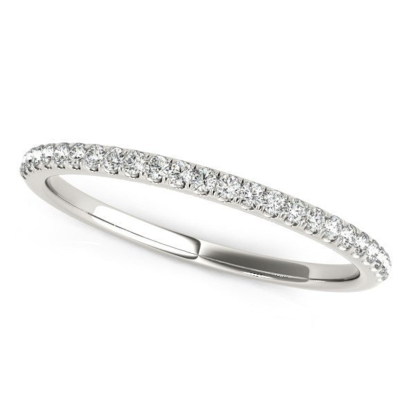 Alianza de boda de oro blanco de 14k con diamantes engastados en pavé (1/8 qt)
