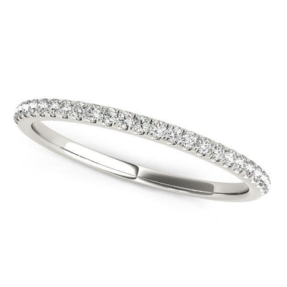 Alianza de boda de oro blanco de 14k con diamantes engastados en pavé (1/8 qt)