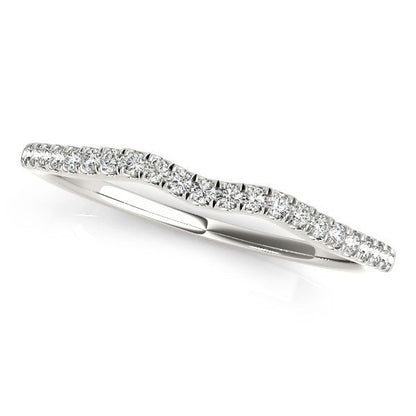 Anillo de boda de oro blanco de 14 quilates con motivo de ola y diamantes (1/8 qt total)