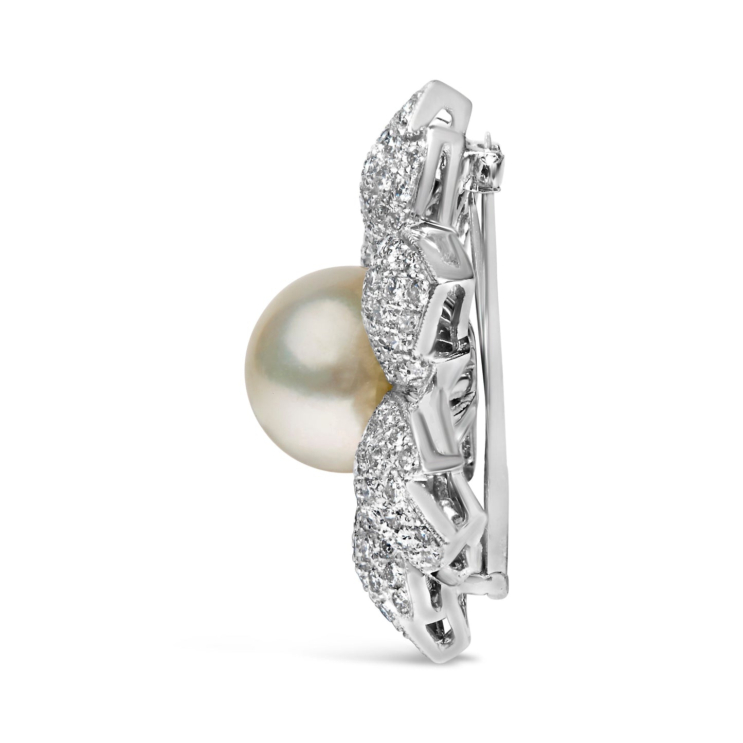 Broche con diseño floral de oro blanco de 18K con 2 3/4 Cttw de diamantes y perlas cultivadas de agua dulce de 12.5 MM (color G-H, claridad VS1-VS2)