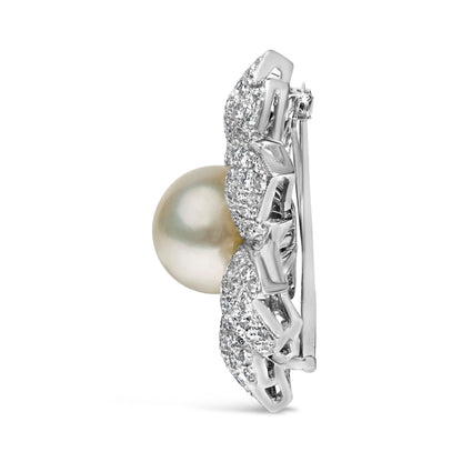Broche con diseño floral de oro blanco de 18K con 2 3/4 Cttw de diamantes y perlas cultivadas de agua dulce de 12.5 MM (color G-H, claridad VS1-VS2)