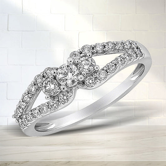 Anillo de oro blanco de 10K con 1/2 quilate de diamantes redondos de tres piedras con banda de brazo dividido (color H-I, claridad SI1-SI2) - Talla 6